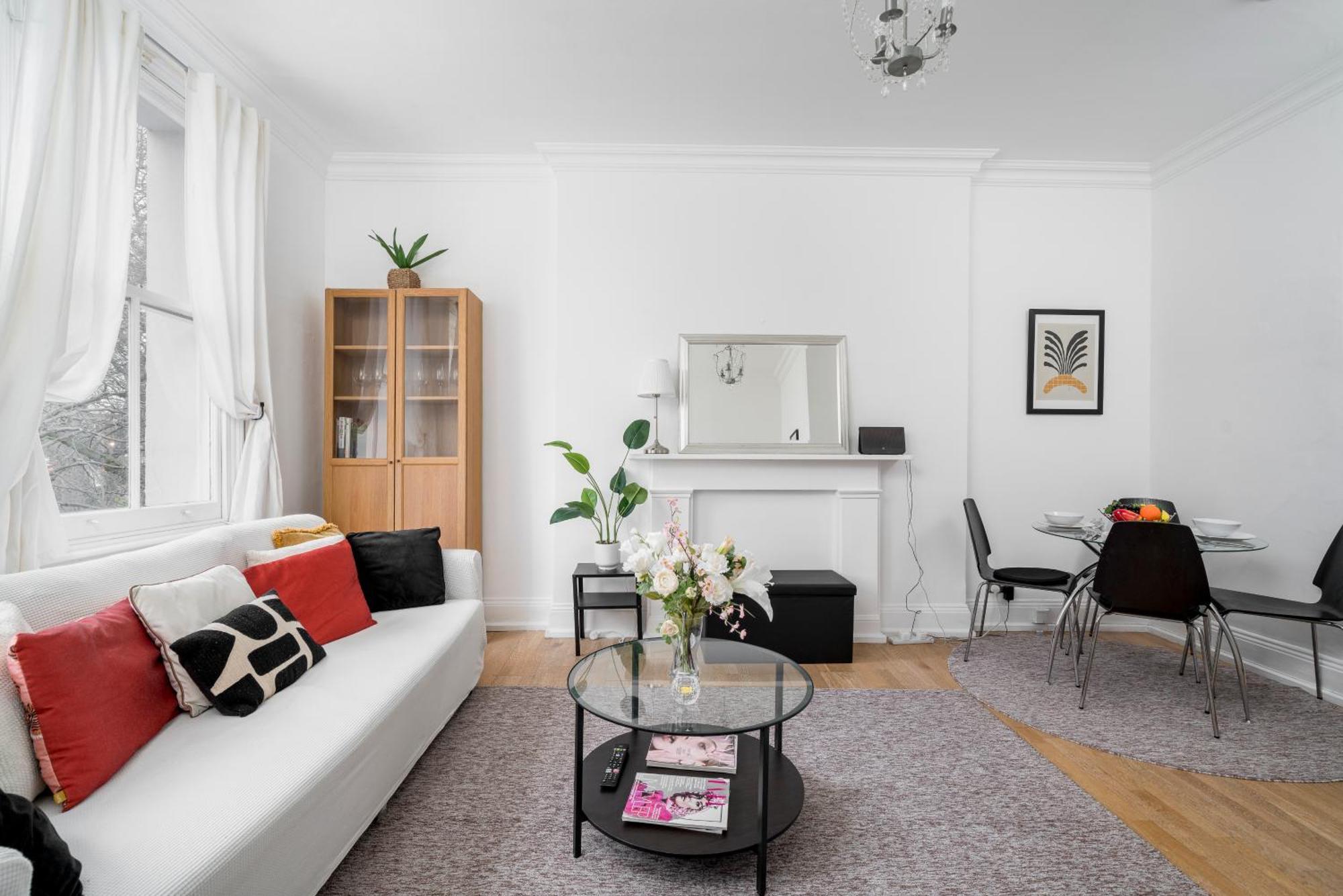 Apartamento & Charming 2-3 Bed In Kensington, 2 Minutes To Tube, Piccadilly & District Lines, Stunning Garden Views Londres