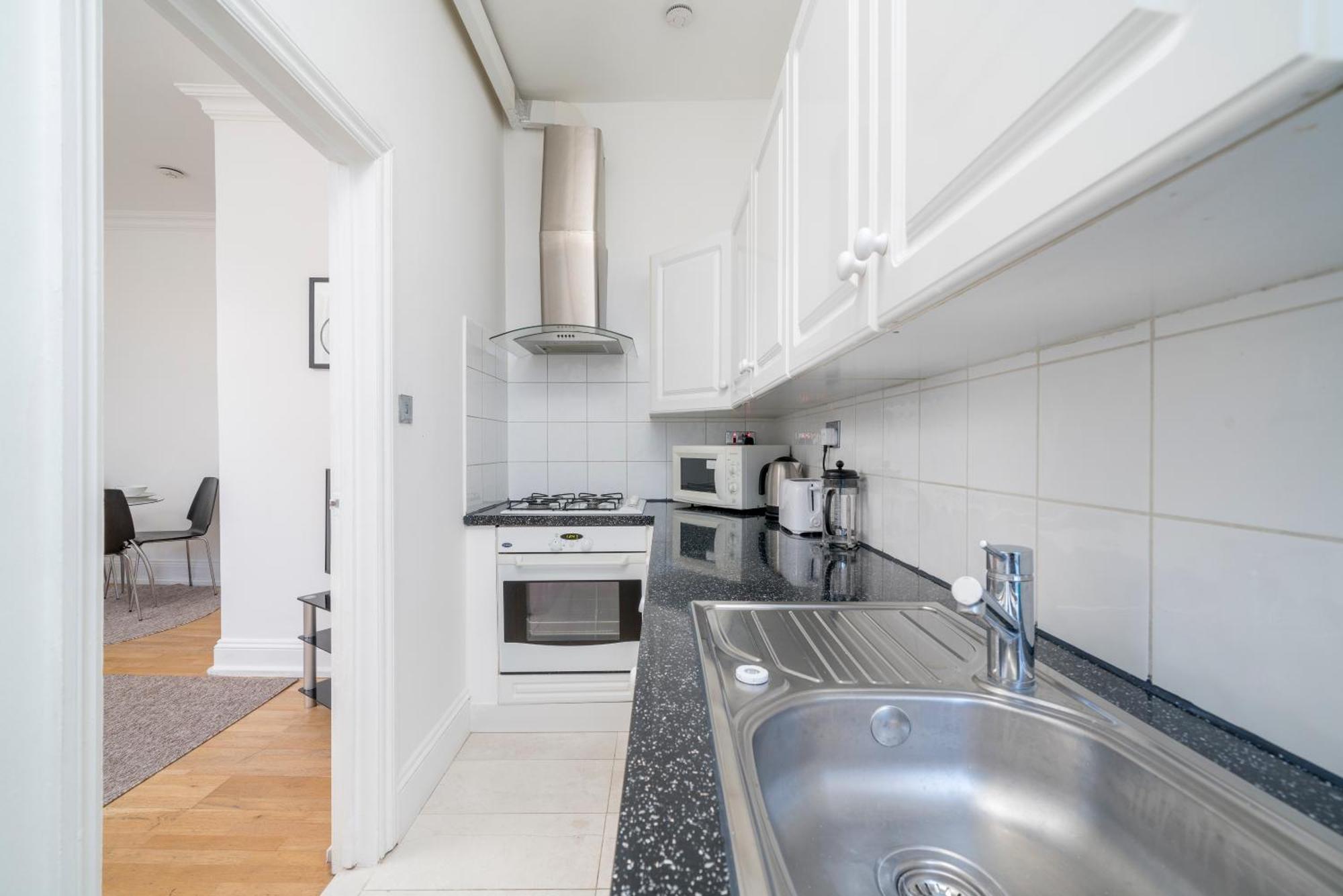 Apartamento & Charming 2-3 Bed In Kensington, 2 Minutes To Tube, Piccadilly & District Lines, Stunning Garden Views Londres