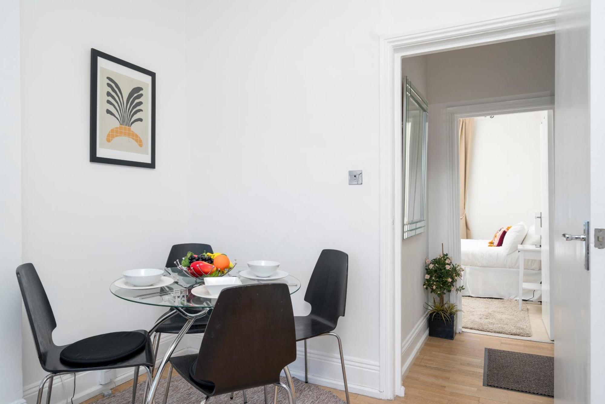& Charming 2-3 Bed In Kensington, 2 Minutes To Tube, Piccadilly & District Lines, Stunning Garden Views Apartment *