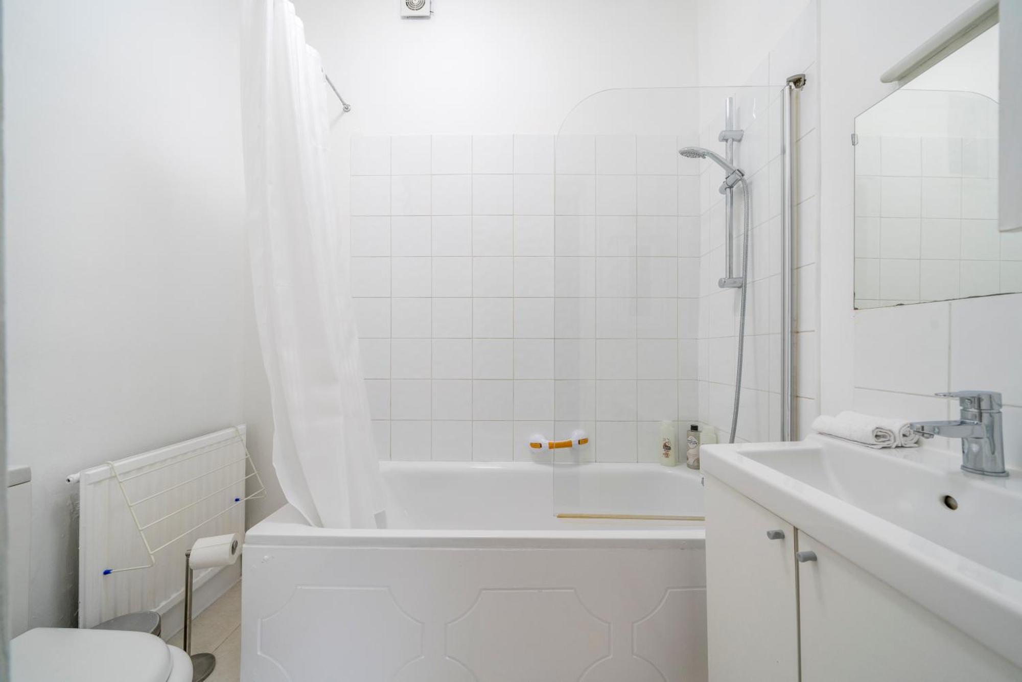 Apartamento & Charming 2-3 Bed In Kensington, 2 Minutes To Tube, Piccadilly & District Lines, Stunning Garden Views Londres