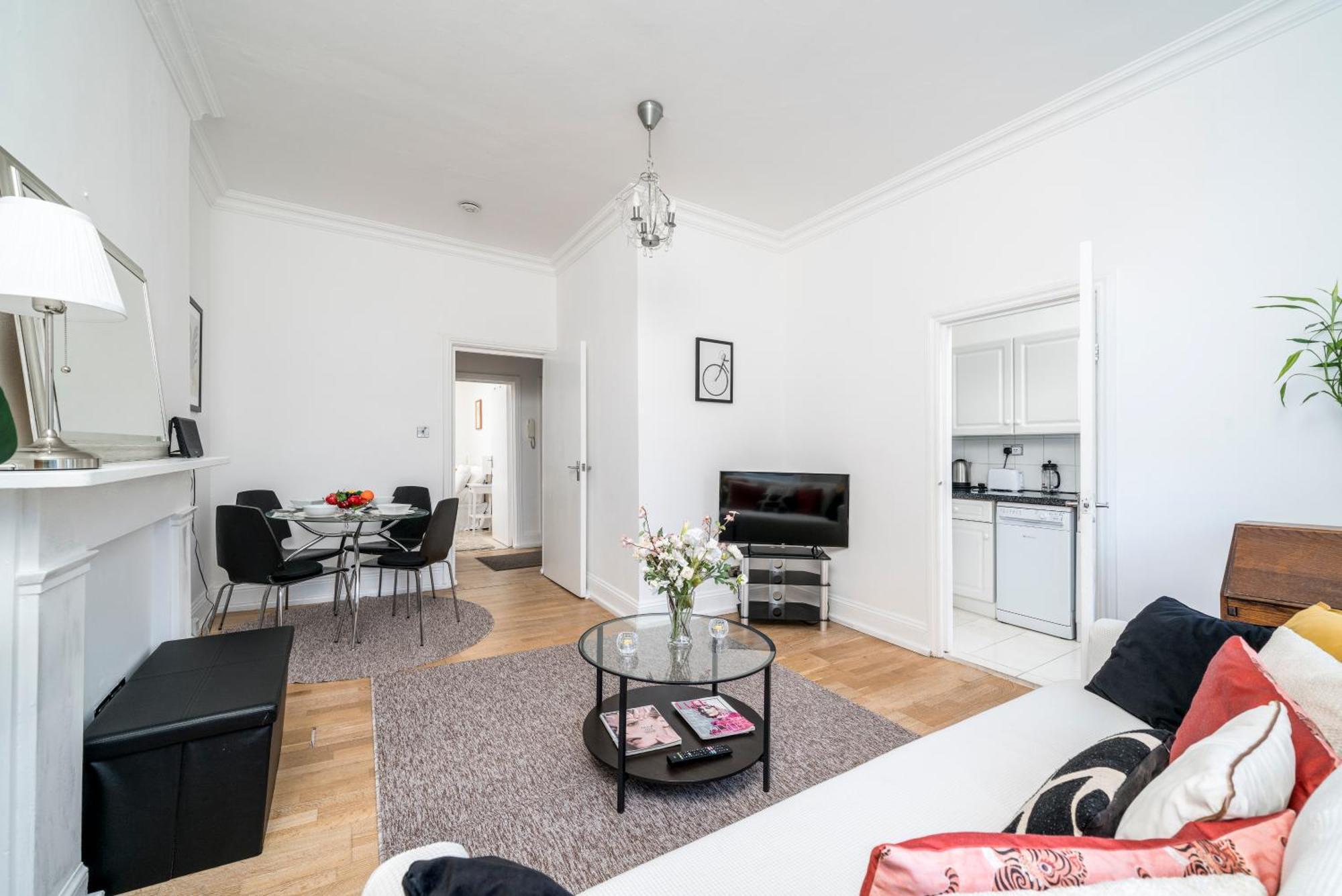Apartamento & Charming 2-3 Bed In Kensington, 2 Minutes To Tube, Piccadilly & District Lines, Stunning Garden Views *