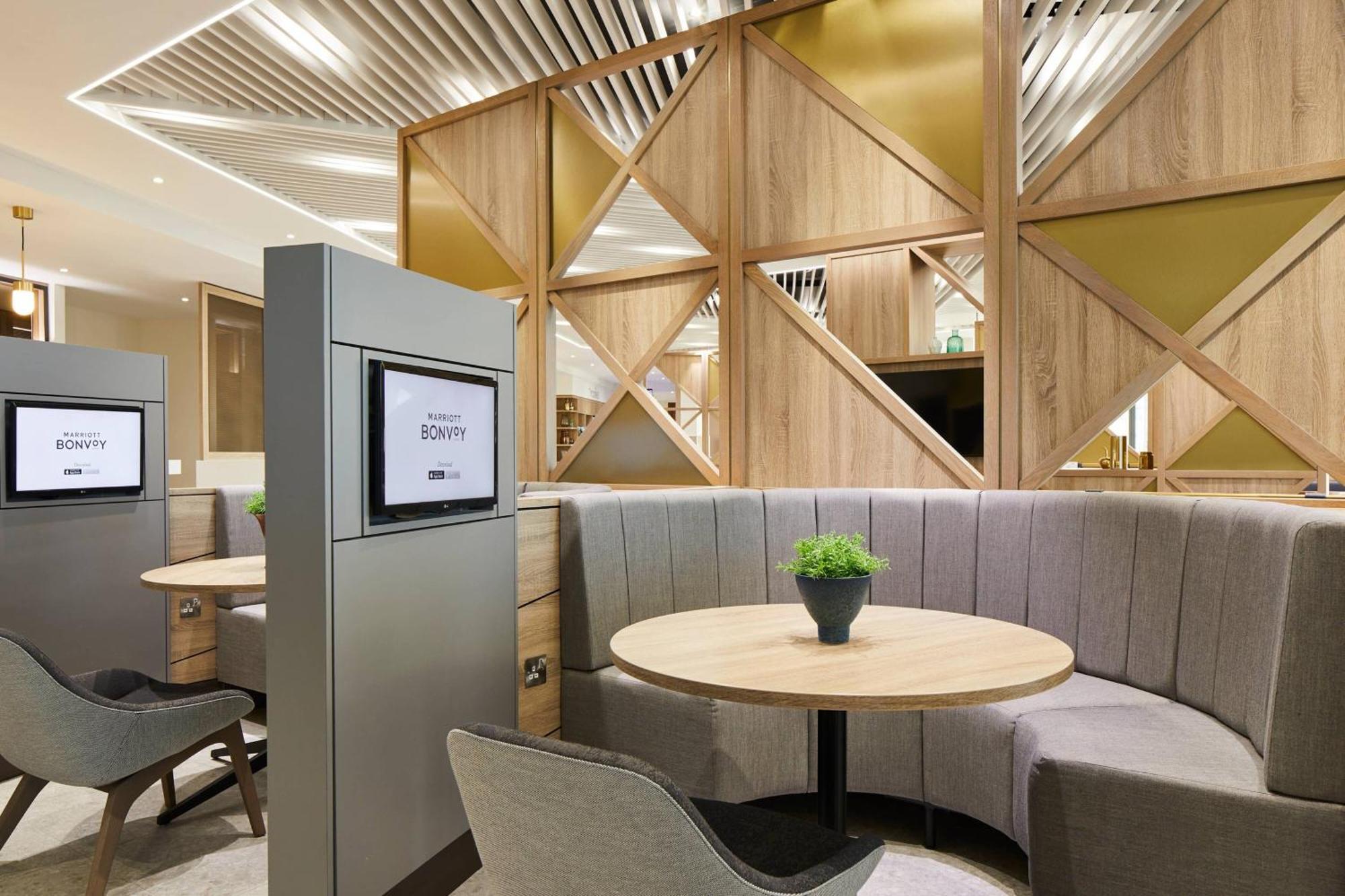 Courtyard By Marriott Airport Hotel Londres