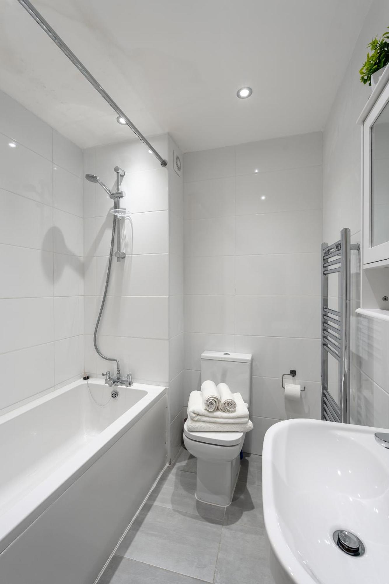 Beautiful Flat Near - Entire Flat - Equipped Kitchen - Private Bathroom