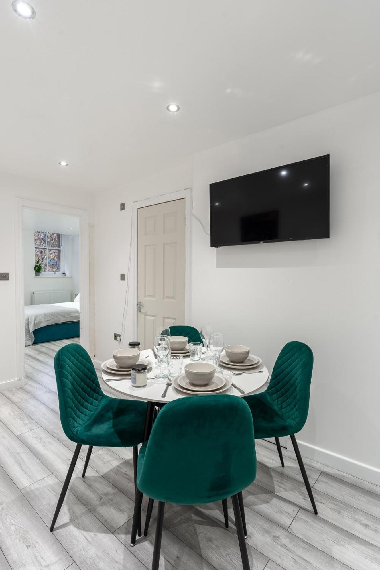Beautiful Flat Near - Entire Flat - Equipped Kitchen - Private Bathroom *