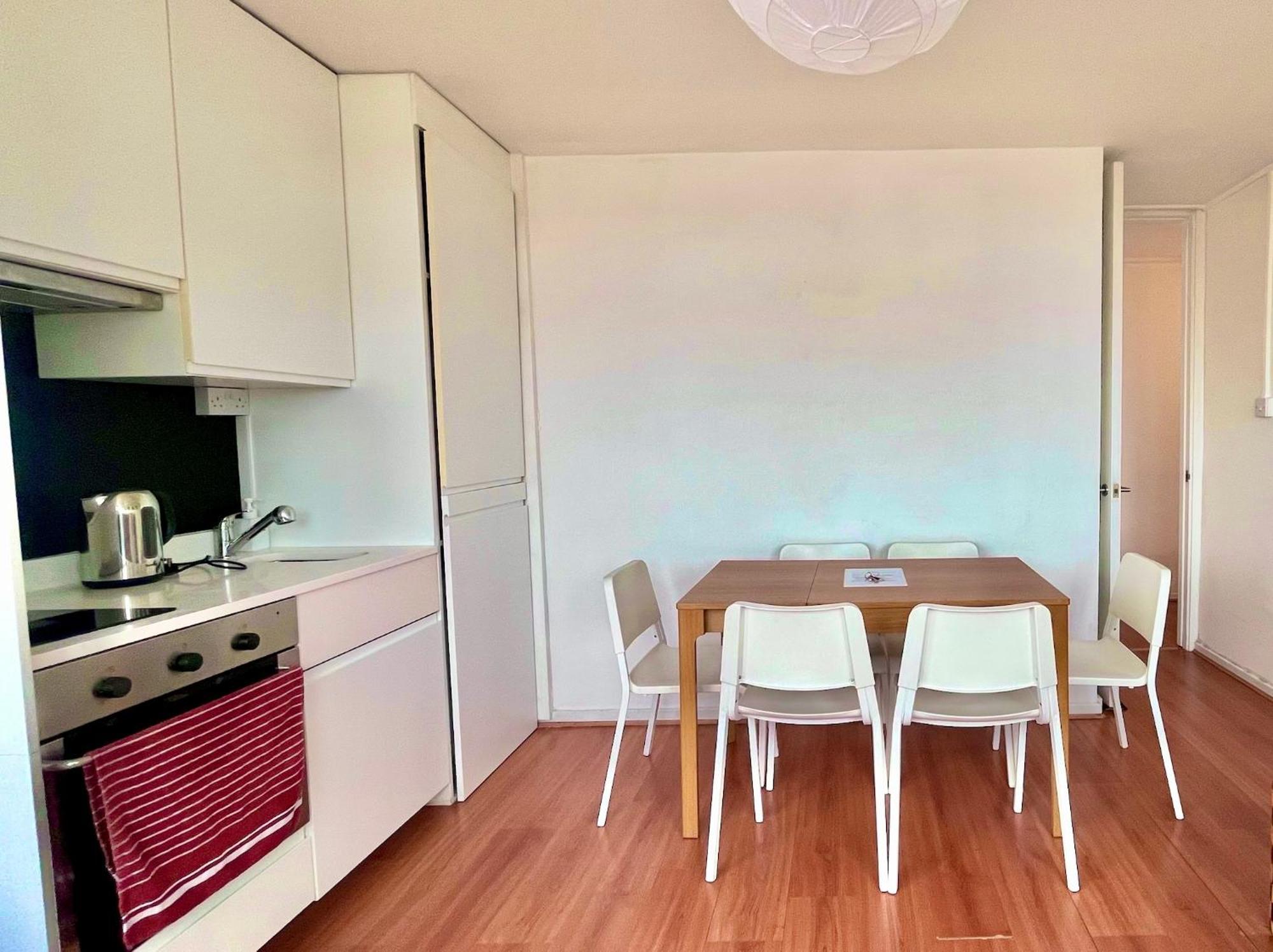 Bright 2-bedroom In Soho High-rise With Skyline Views Londen