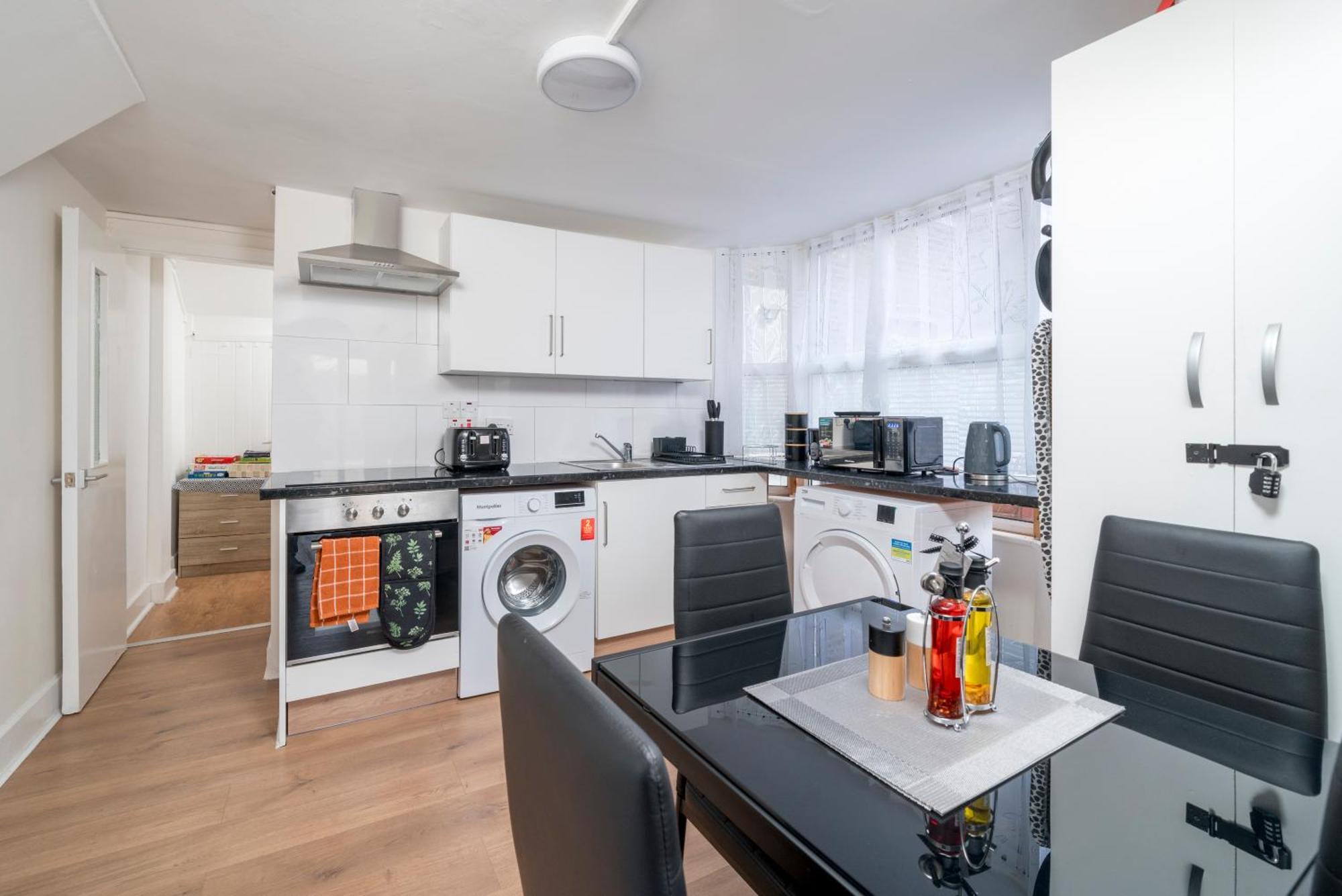 Cozy & Comfy Woodgreen Station Sleeps 6 * Londres