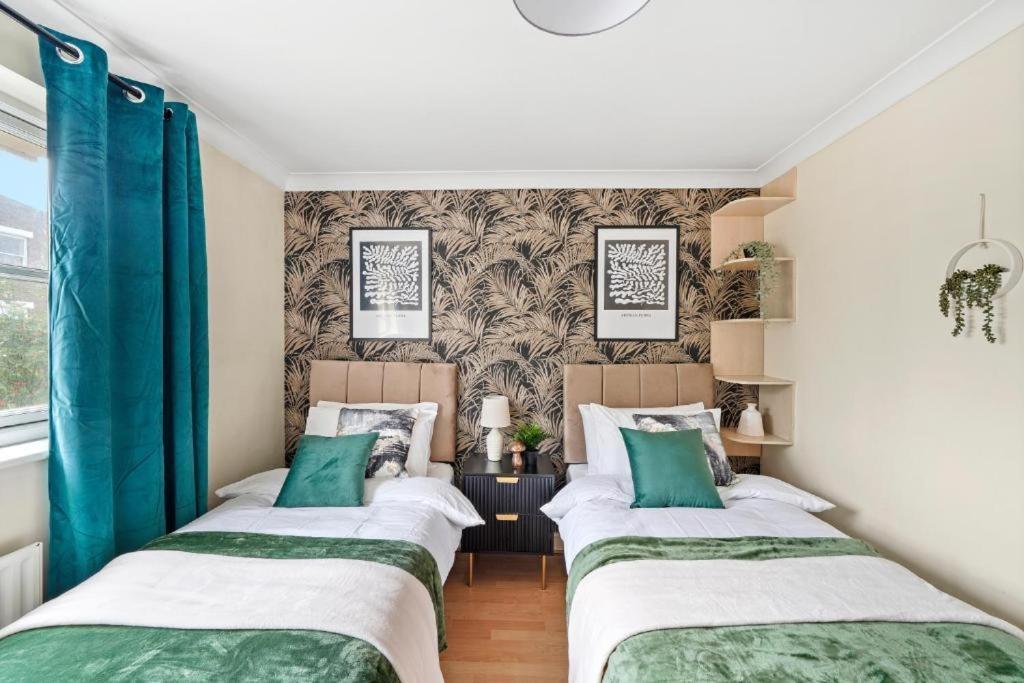 Lovely 2 Bed Parking And Garden Hébergement de vacances *