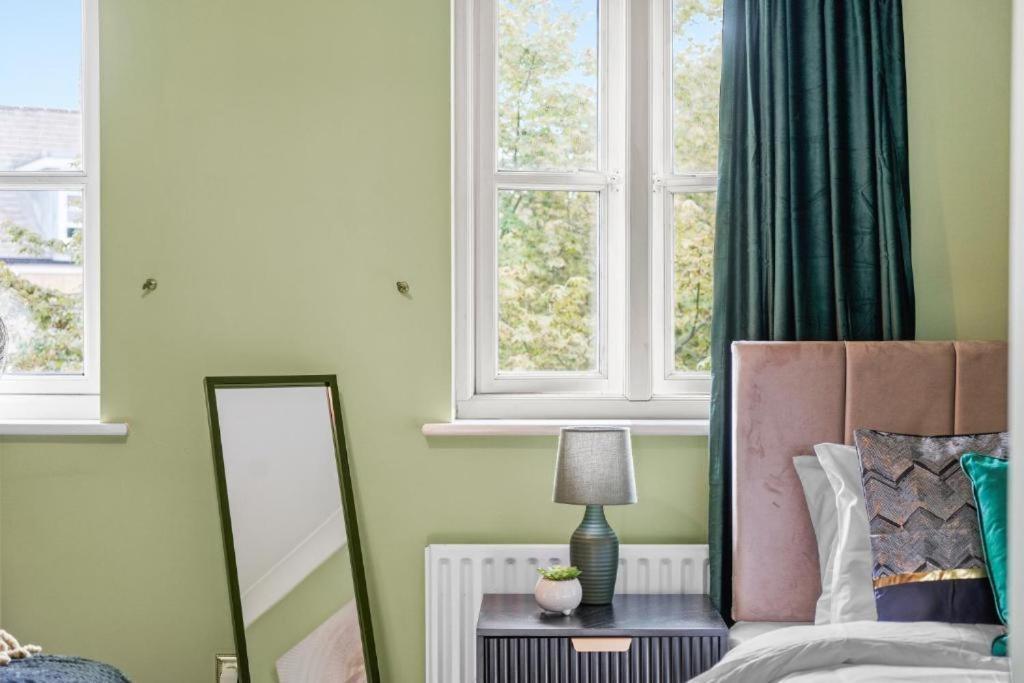 Lovely 2 Bed Parking And Garden Hébergement de vacances Londres