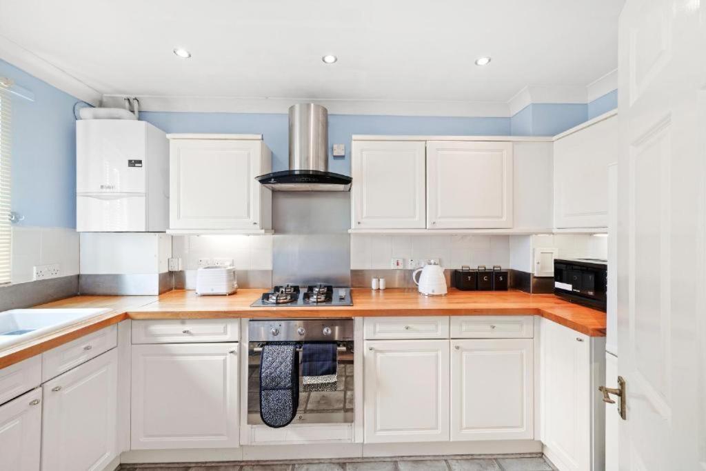 Lovely 2 Bed Parking And Garden Hébergement de vacances