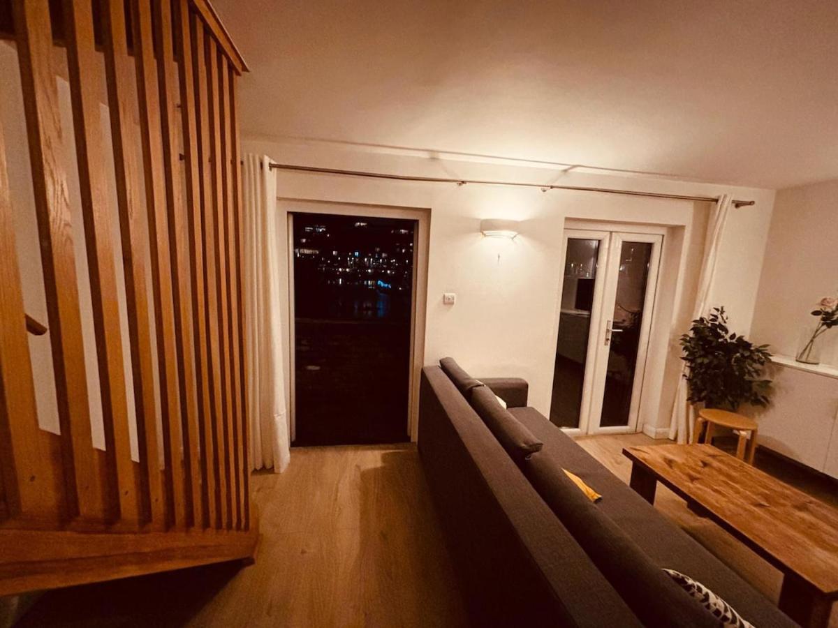 2 Bed Overlooking The Marina, Tower Bridge! *