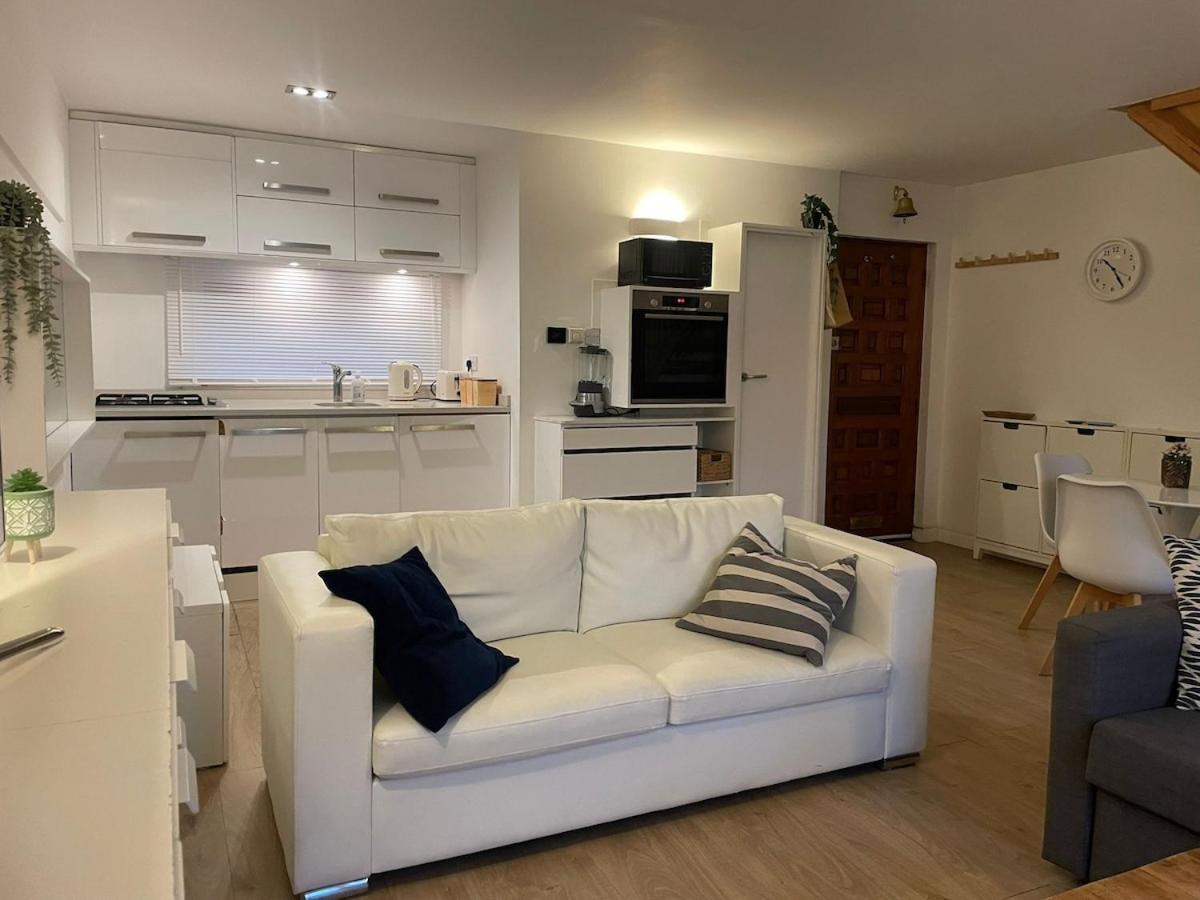 2 Bed Overlooking The Marina, Tower Bridge! *