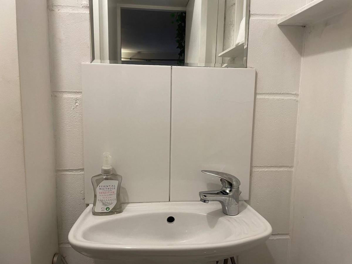 2 Bed Overlooking The Marina, Tower Bridge! Londres