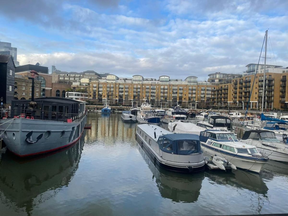 2 Bed Overlooking The Marina, Tower Bridge! * Londres