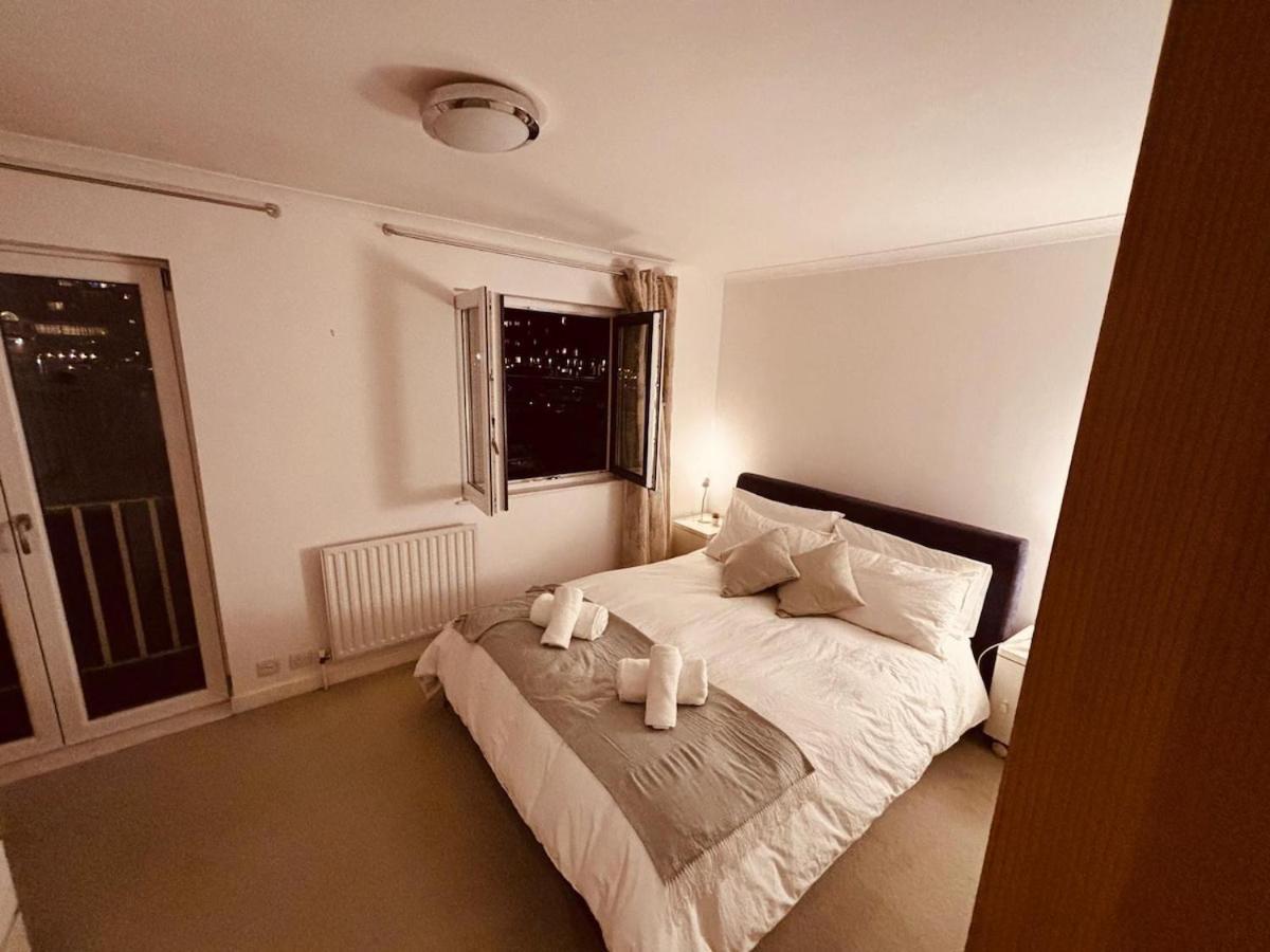 Hébergement de vacances 2 Bed Overlooking The Marina, Tower Bridge!
