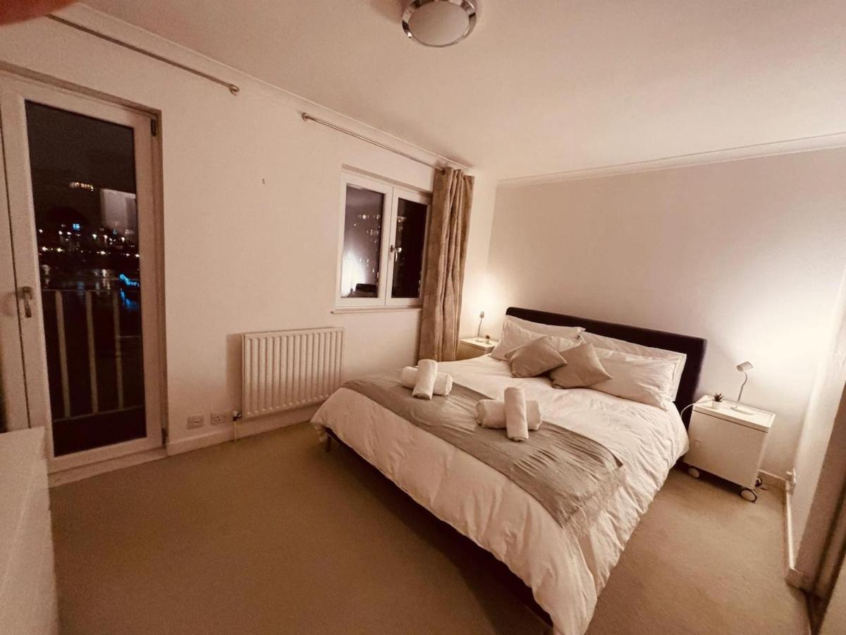 2 Bed Overlooking The Marina, Tower Bridge! Hébergement de vacances Londres