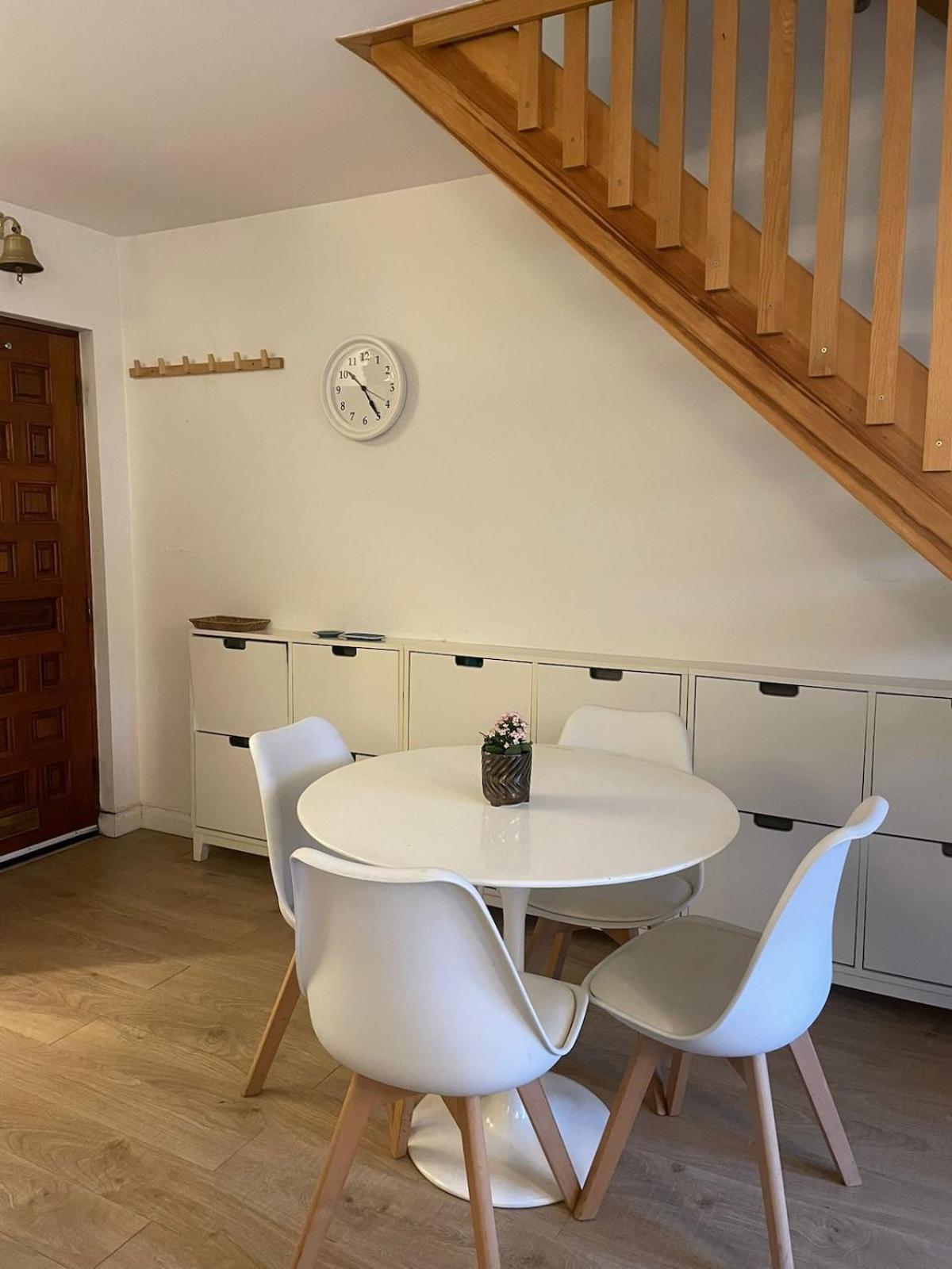 2 Bed Overlooking The Marina, Tower Bridge!