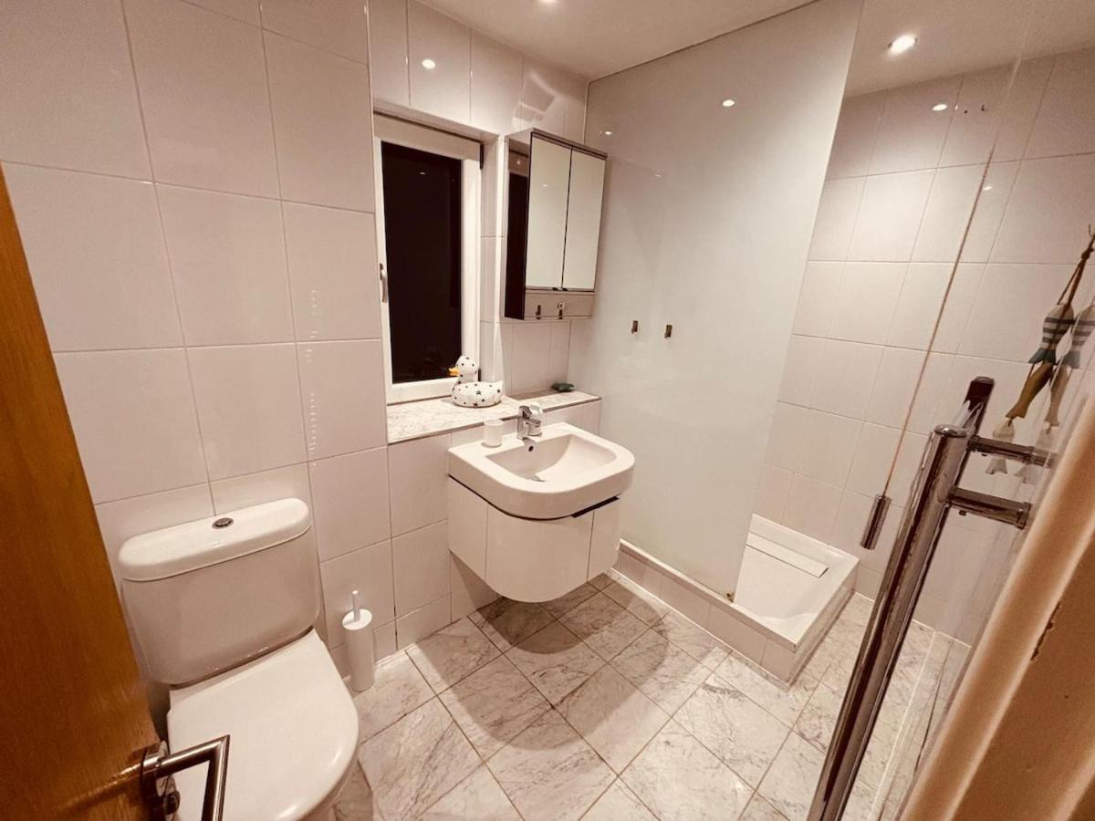 2 Bed Overlooking The Marina, Tower Bridge! Hébergement de vacances