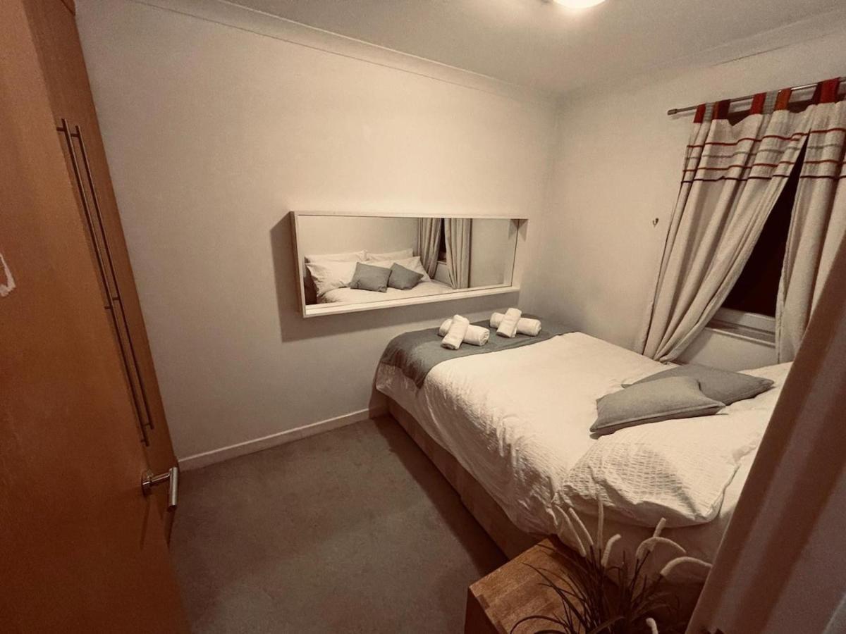 2 Bed Overlooking The Marina, Tower Bridge! Hébergement de vacances *
