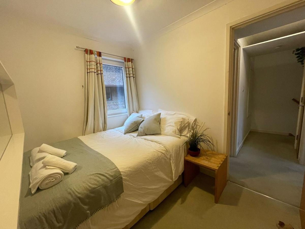 2 Bed Overlooking The Marina, Tower Bridge! Hébergement de vacances