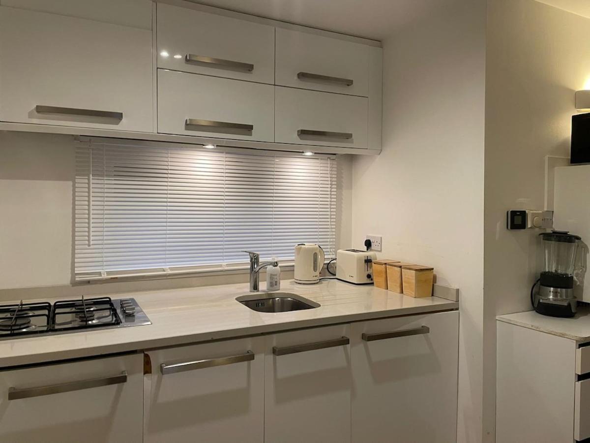 2 Bed Overlooking The Marina, Tower Bridge!