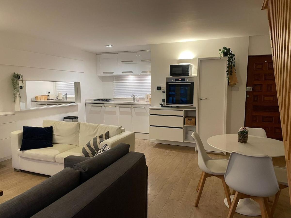 2 Bed Overlooking The Marina, Tower Bridge! Londres