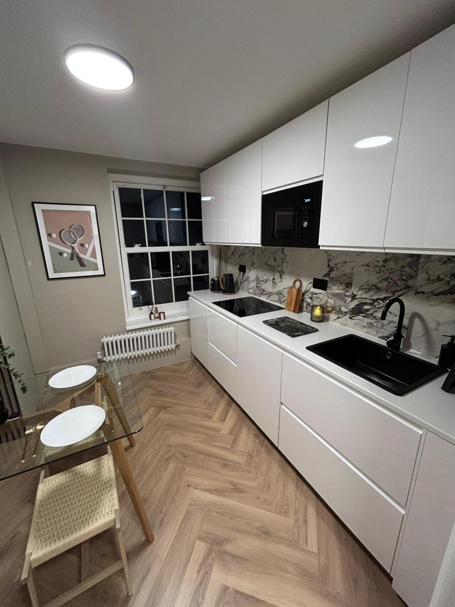 Stylish Zone 1 Apartment *