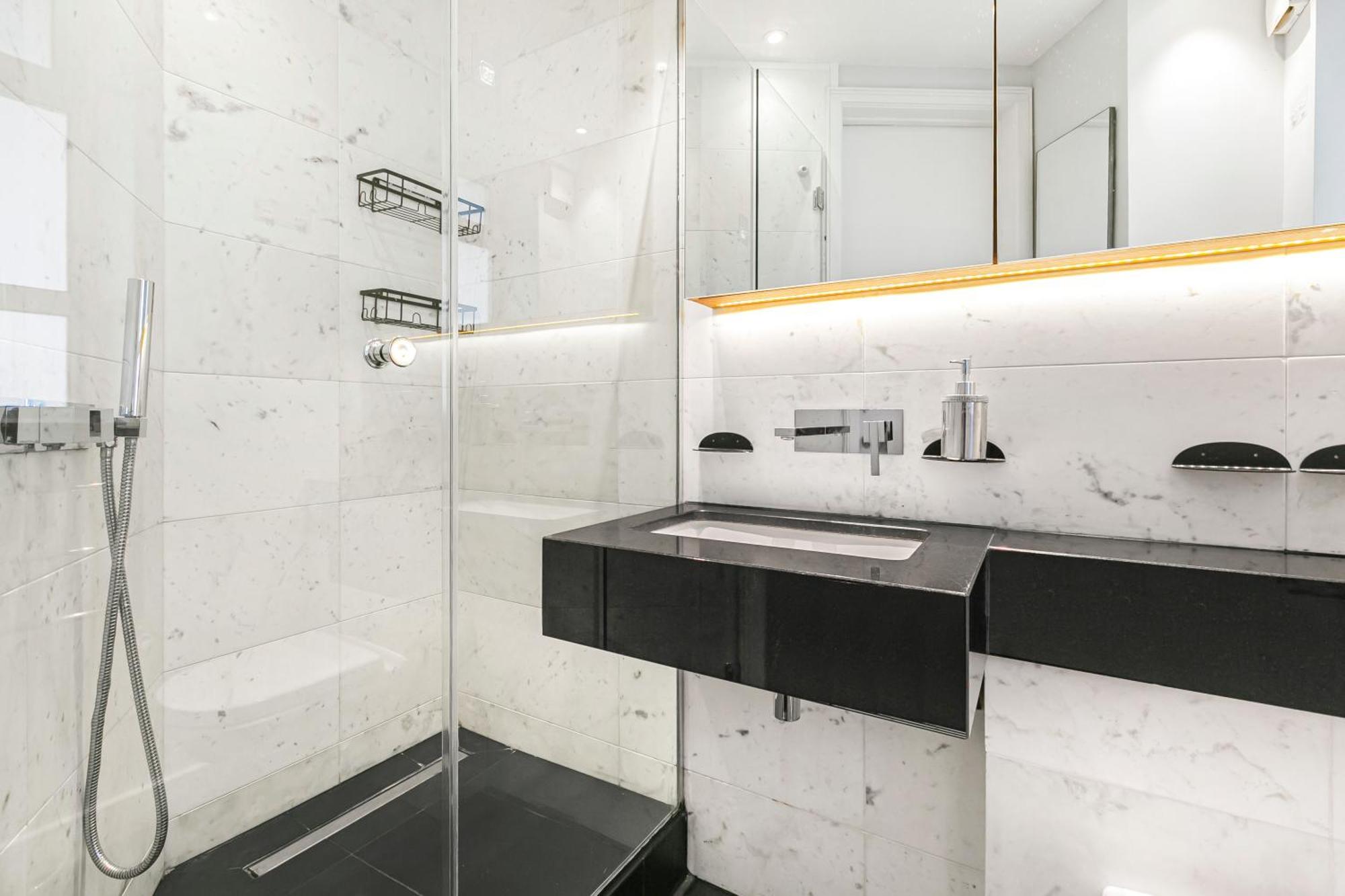 Luxurious 2 Bedroom South Kensington Apartment *