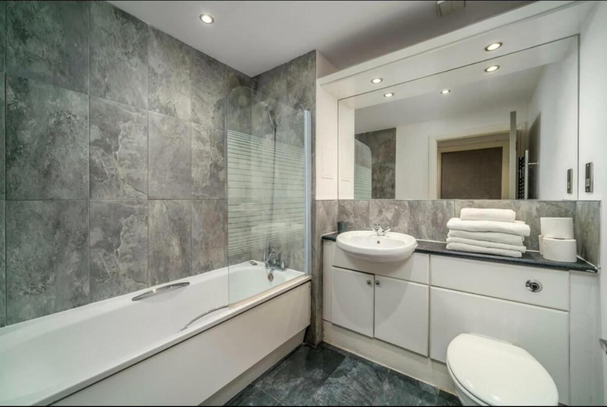 Luxurious Spacious 2 Bed W Terrace Appartement Londen