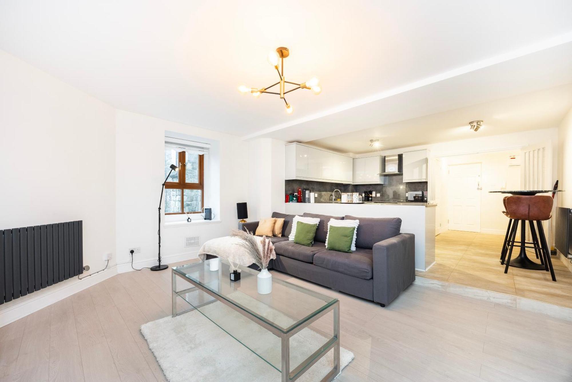 Modern 1 Bedroom North Appartement *