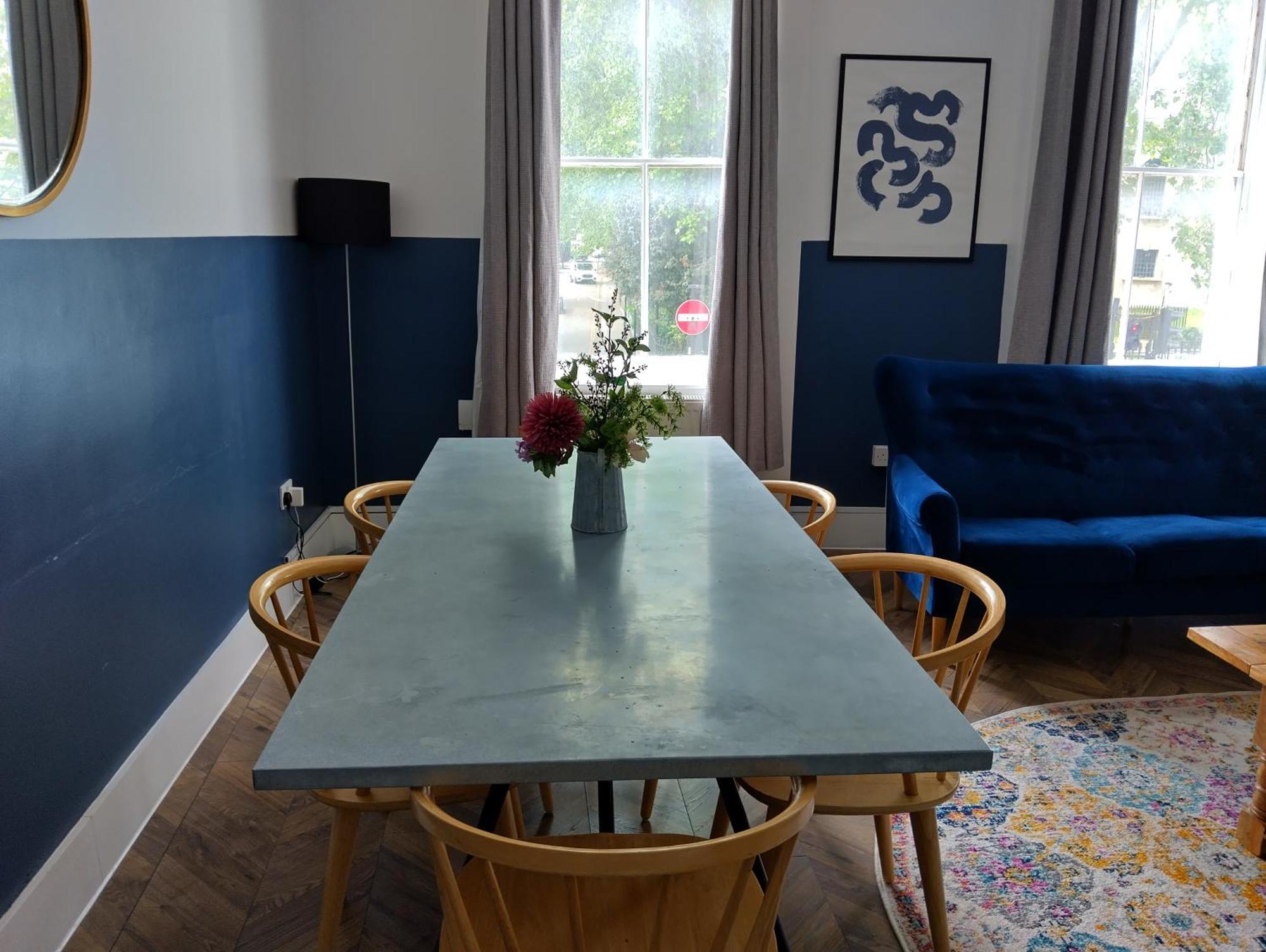 Spacious 5-bedroom, 4-bathroom In Central Zone 1 Apartment *