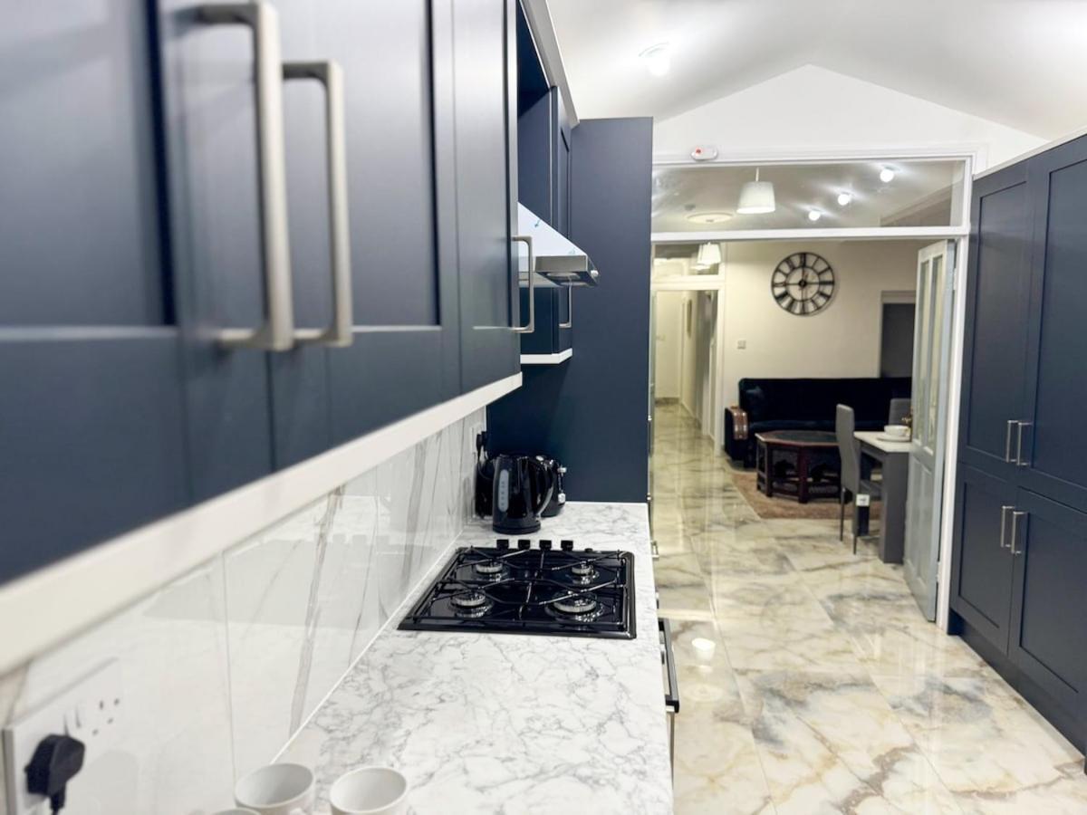 North Spacious 7- Bedroom House Londres