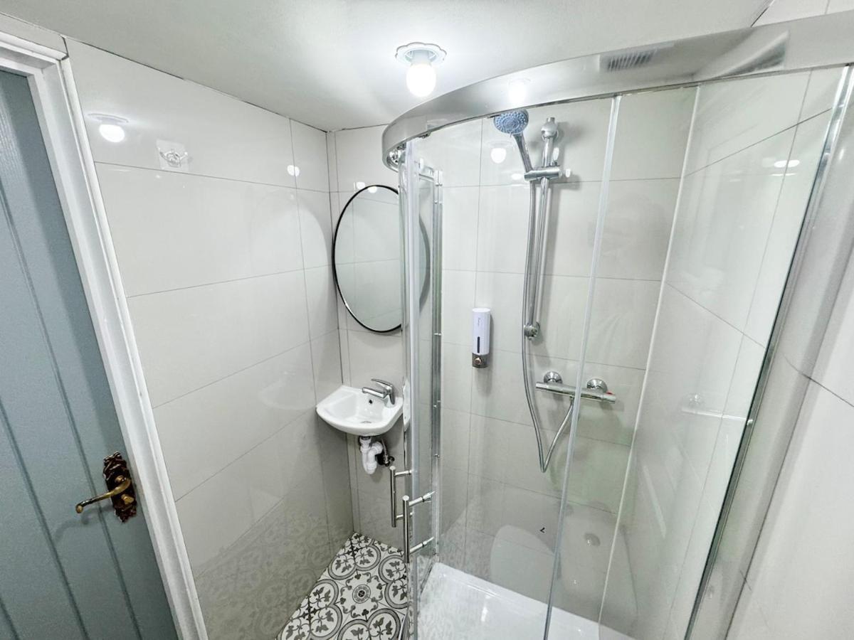 North Spacious 7- Bedroom House Appartement