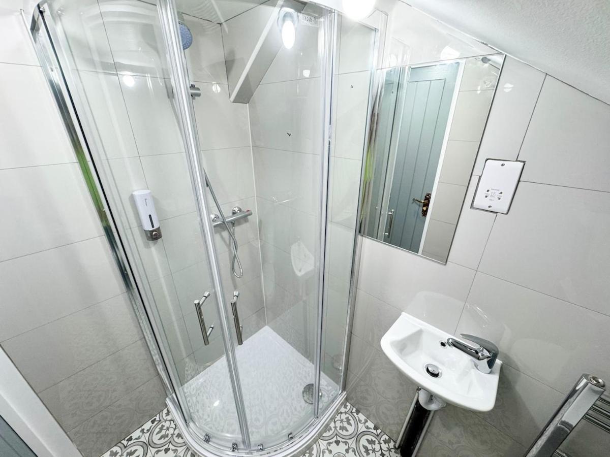 North Spacious 7- Bedroom House Appartement Londres