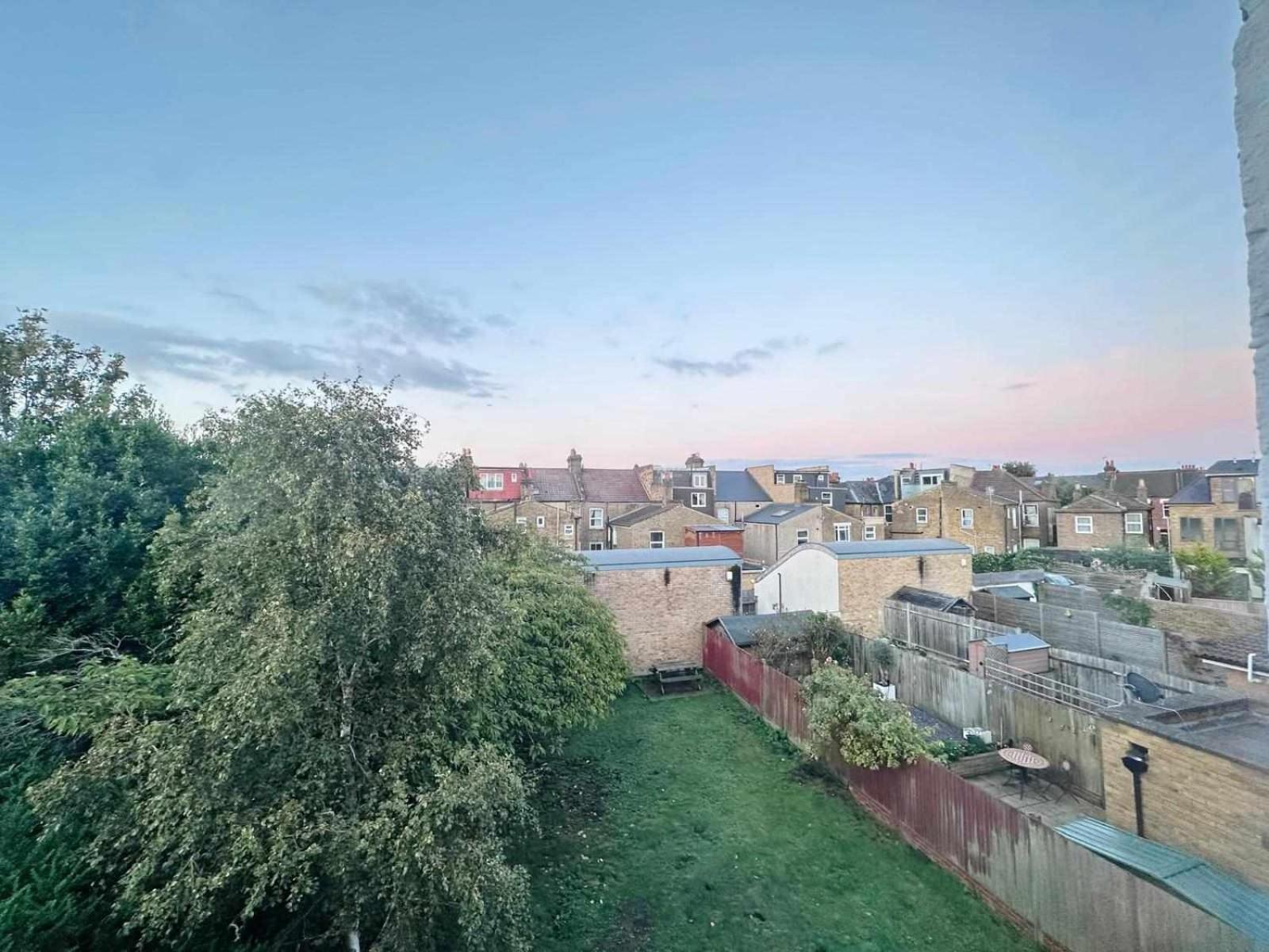 Charming Tooting Hideaway Garden, Resident Parking, Near Tooting Hospital