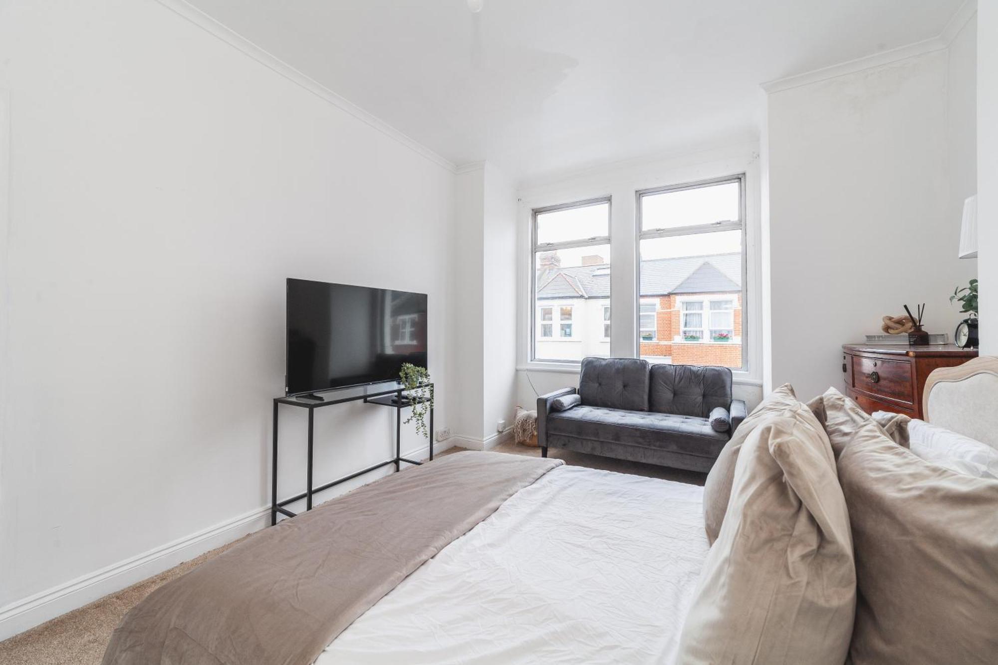 4 Bdr - 4 Mins Walk To Station, Private Garden Explore Christmas Appartement Londres