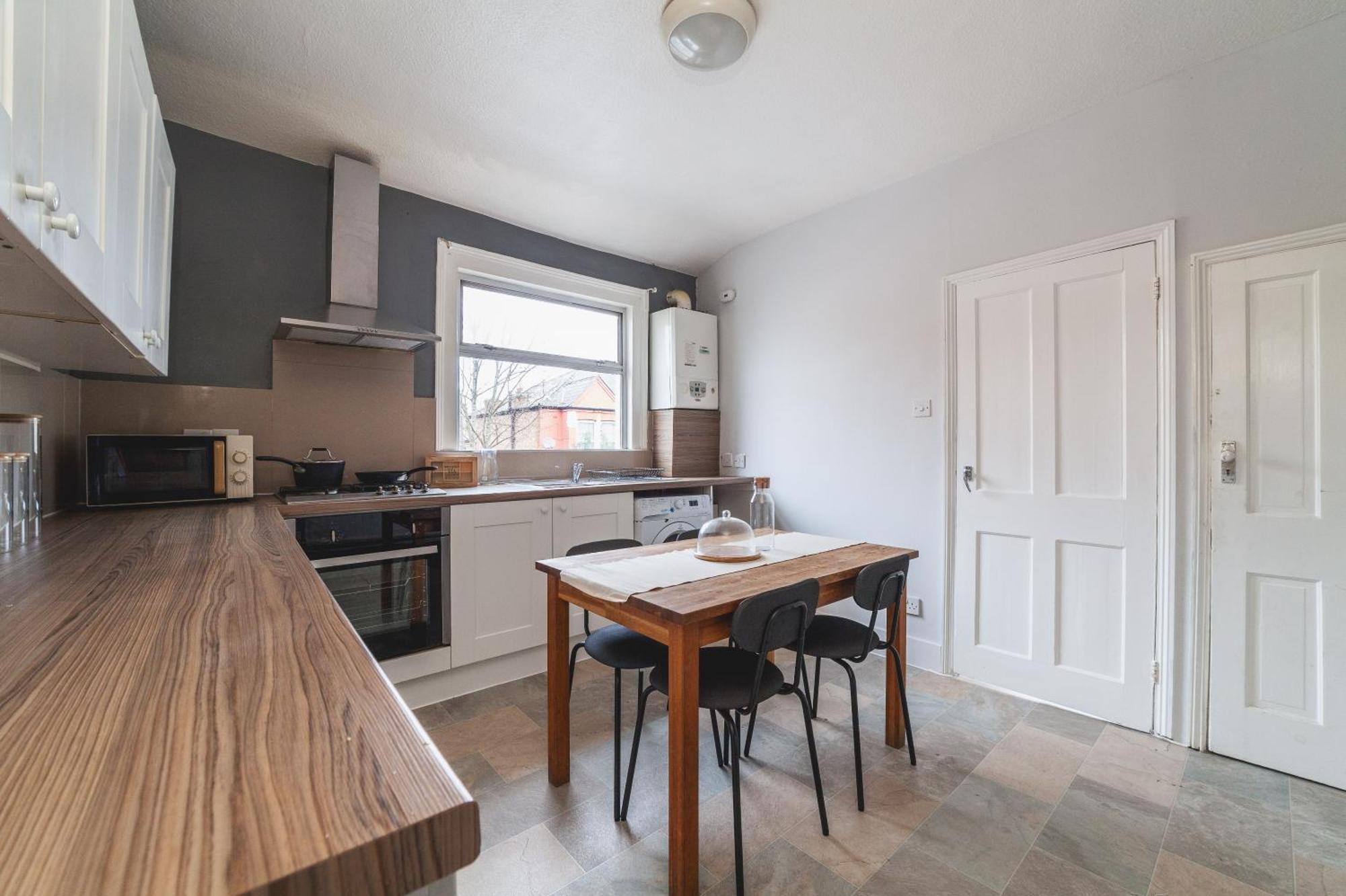 4 Bdr - 4 Mins Walk To Station, Private Garden Explore Christmas Appartement