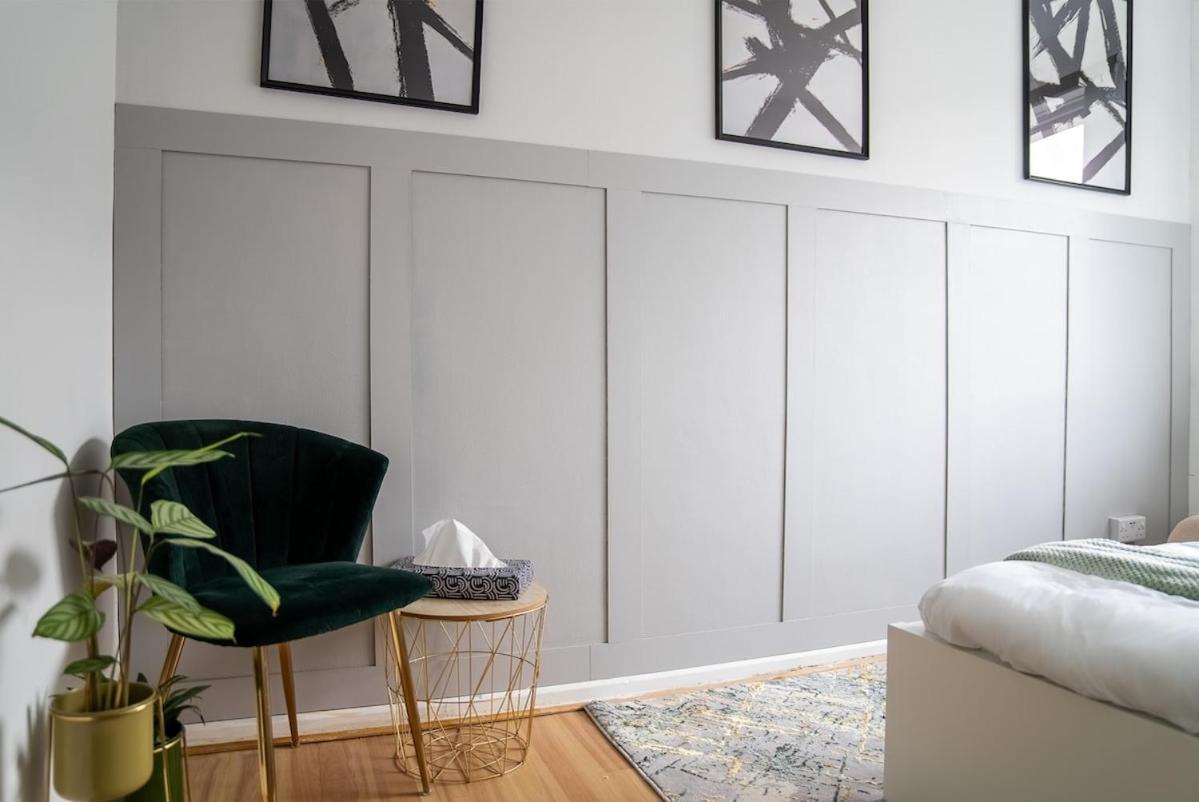 Large Cozy 4 Bedroom House In London