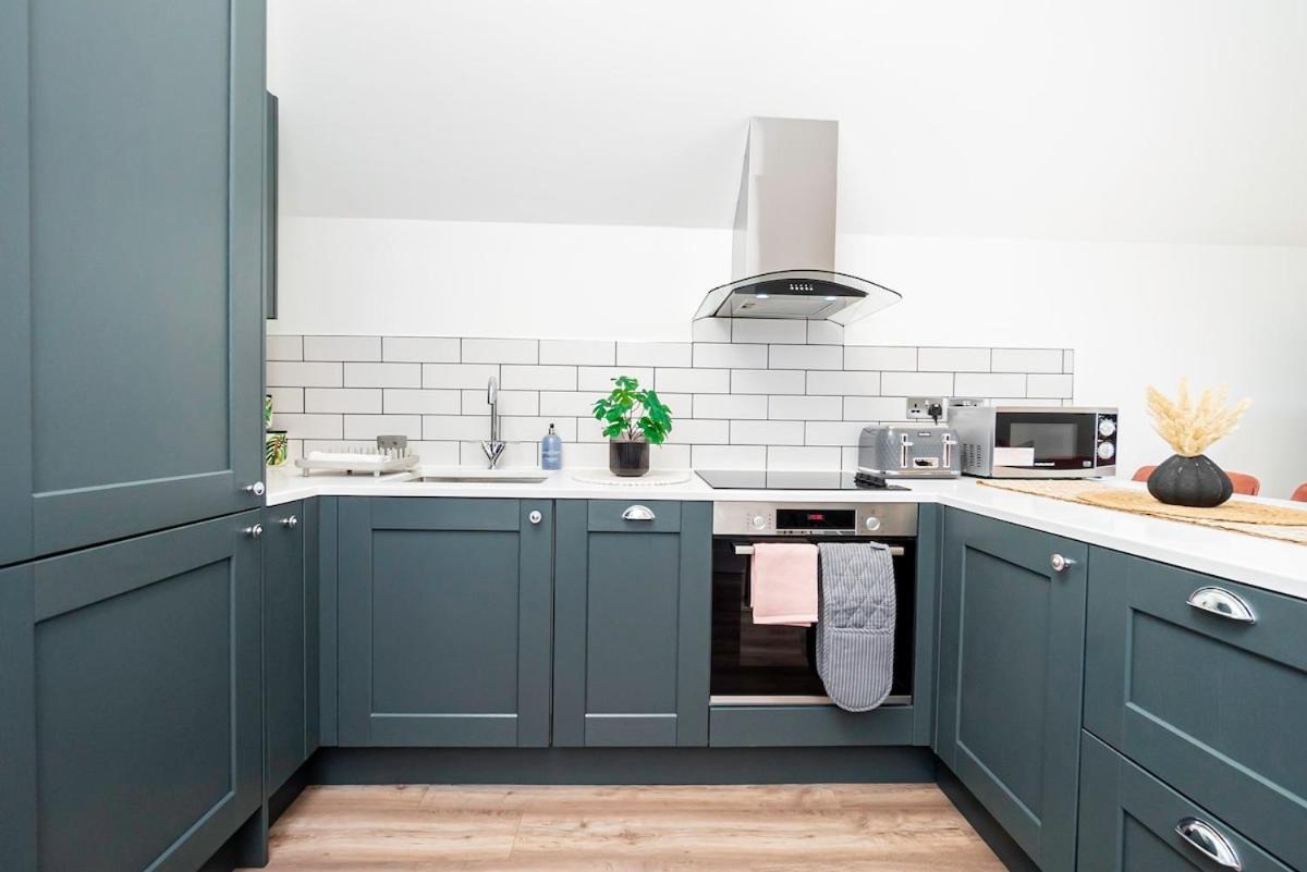 Gorgeous 1-bedroom Acton Flat With Two Balconies At Acton, Sleeps 4 Appartement Londres