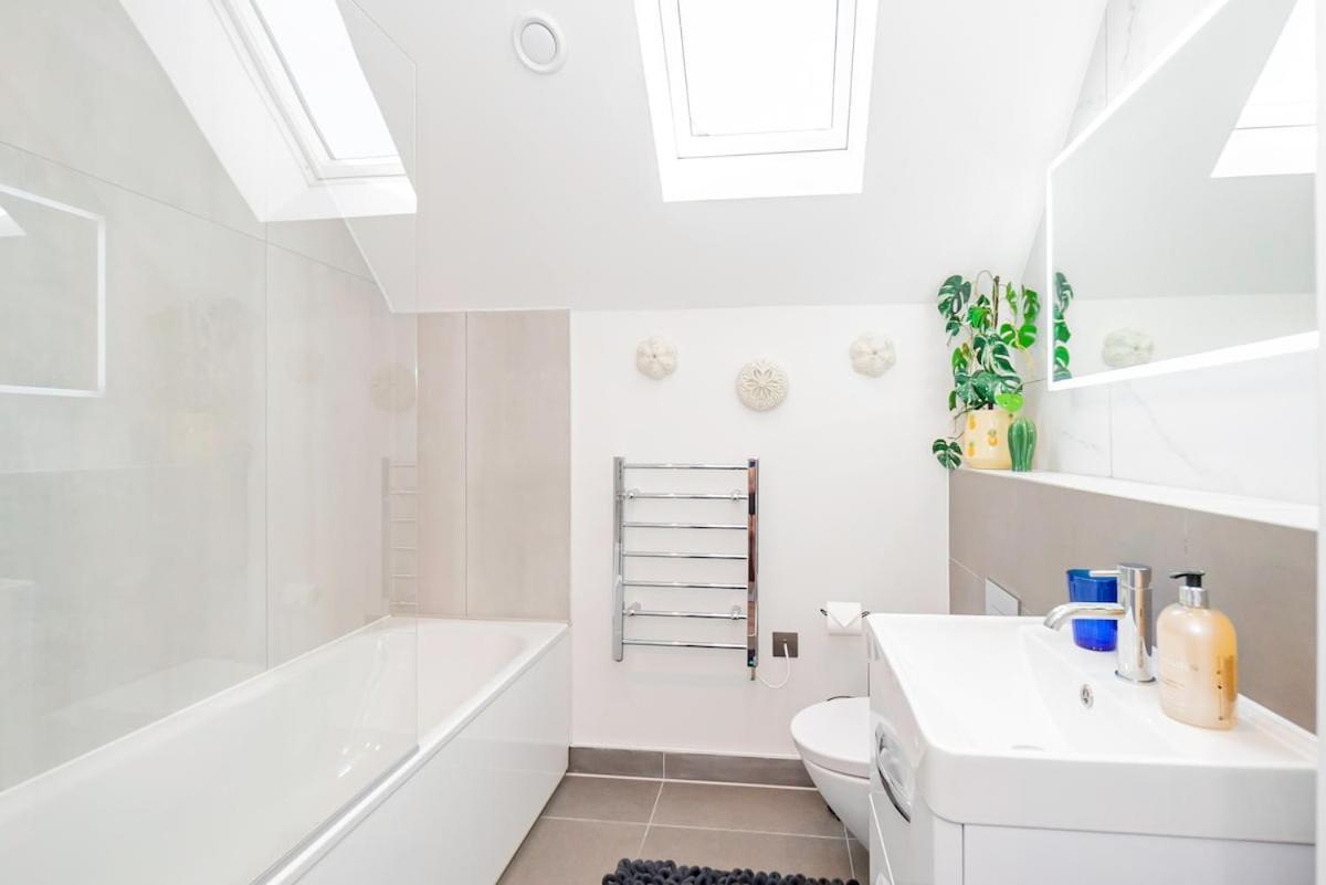 Gorgeous 1-bedroom Acton Flat With Two Balconies At Acton, Sleeps 4 * Londres