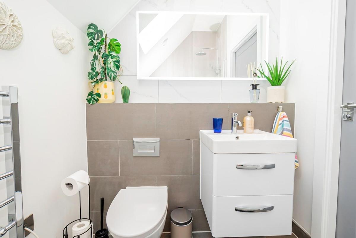 Gorgeous 1-bedroom Acton Flat With Two Balconies At Acton, Sleeps 4 Londres