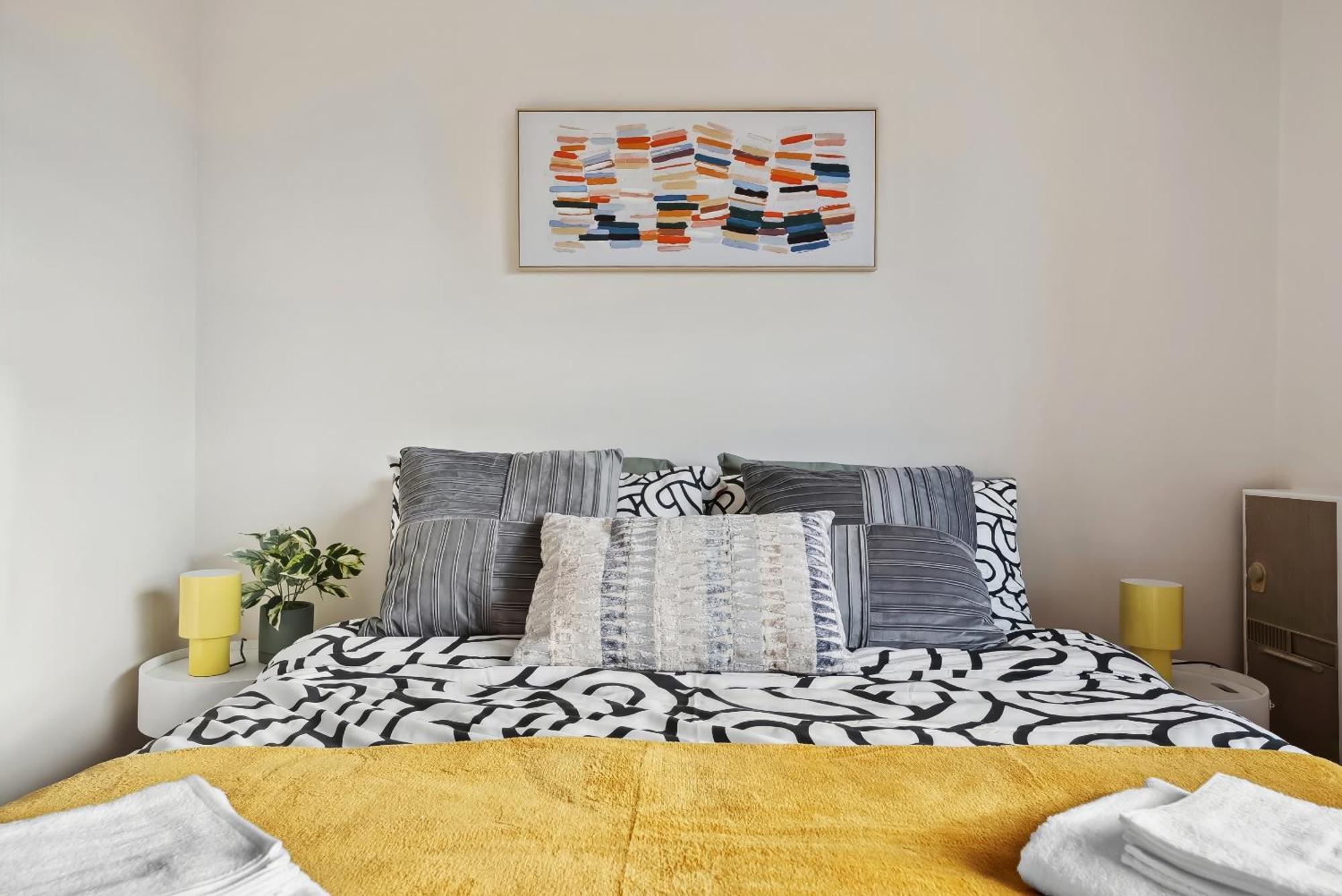 Vichy - Edgware Way 2 Bed Modern