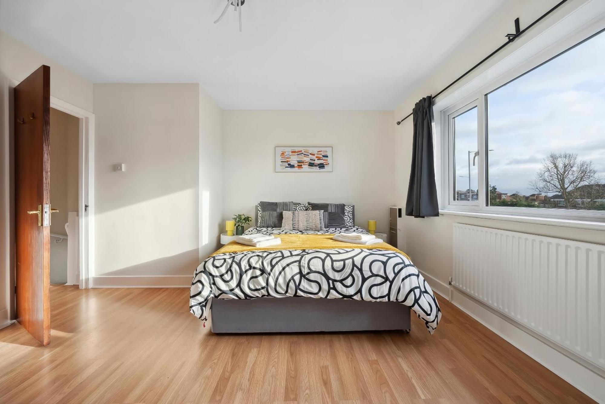 Vichy - Edgware Way 2 Bed Modern *