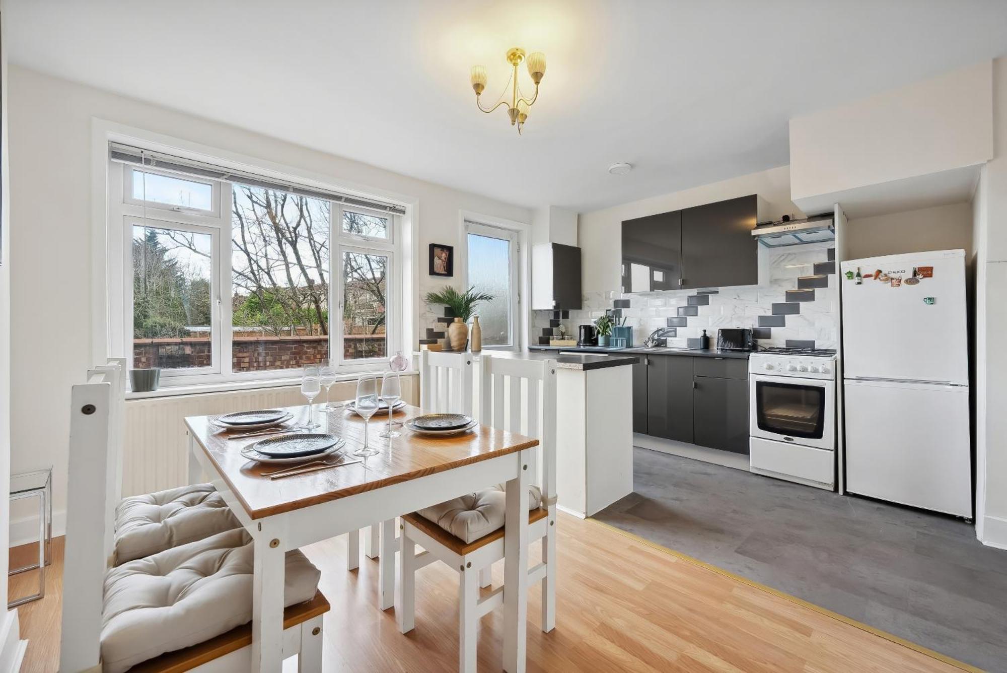 Vichy - Edgware Way 2 Bed Modern *