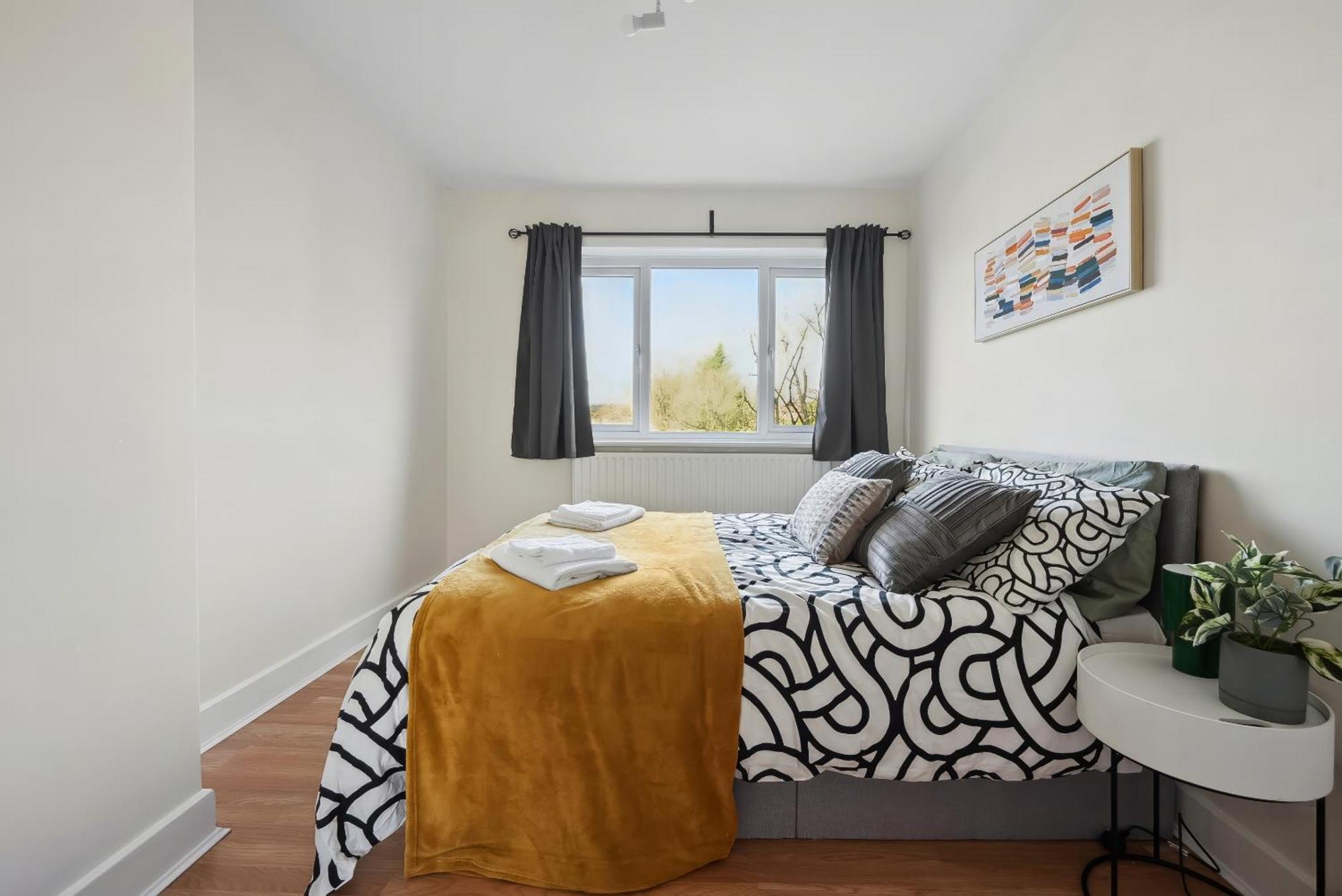 Vichy - Edgware Way 2 Bed Modern *