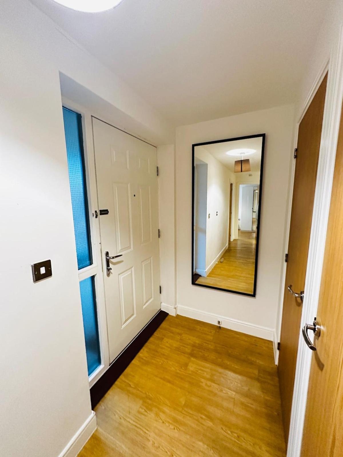 Apartment Modern 2 Bed Flat With Balcony, Easy Access London