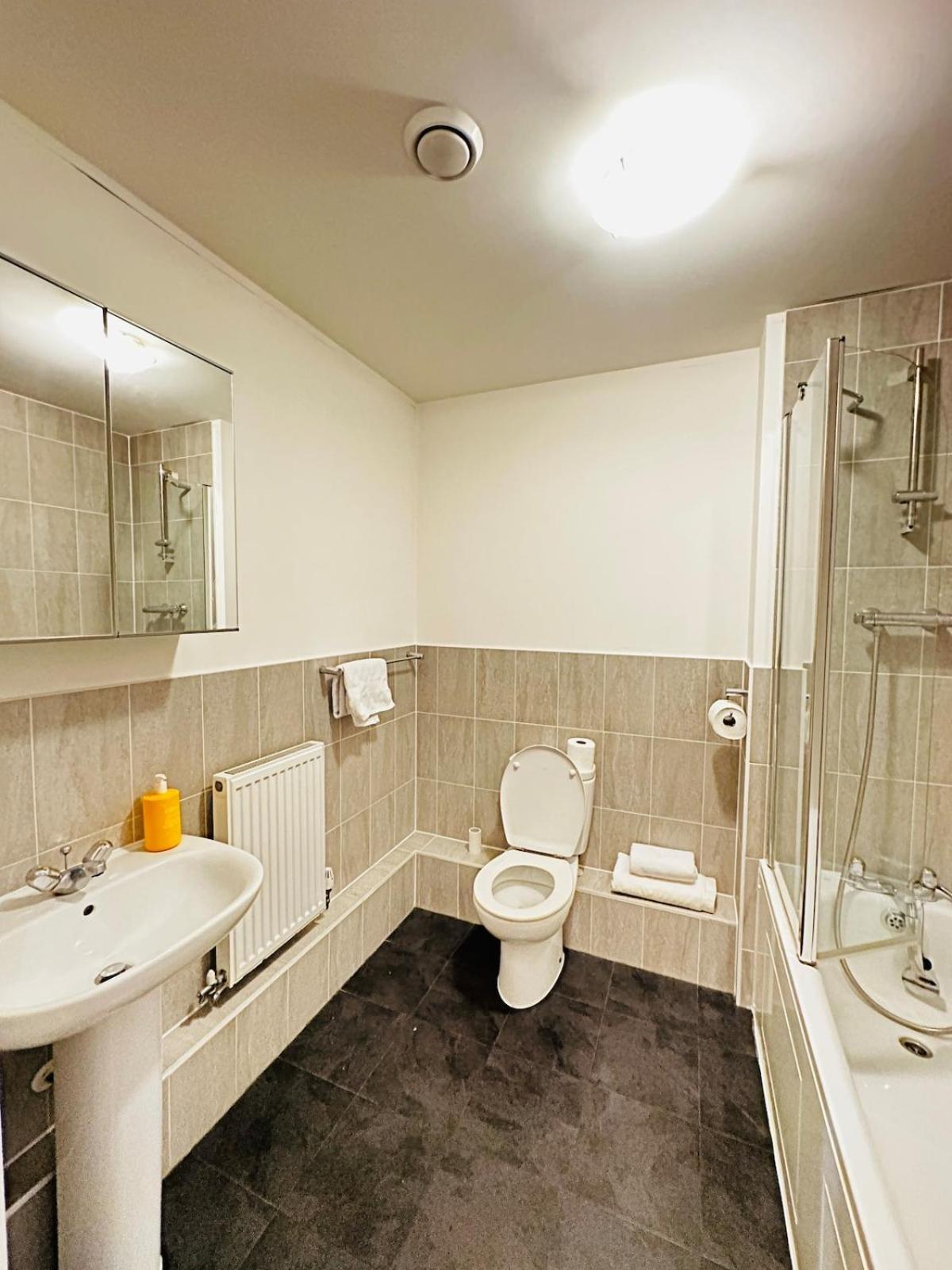 Modern 2 Bed Flat With Balcony, Easy Access * London