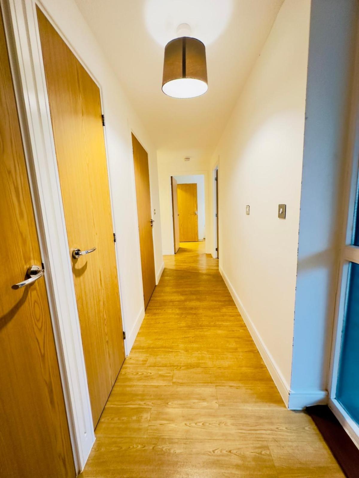 Modern 2 Bed Flat With Balcony, Easy Access *