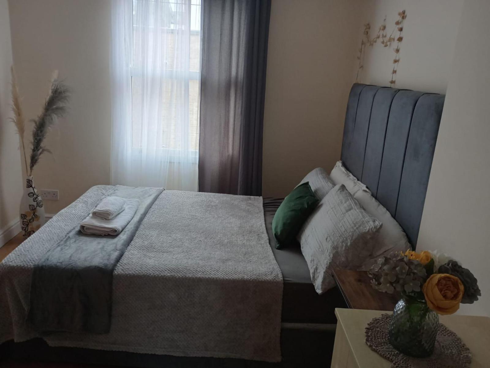 1- Bedroom Flat In London, Sleeps 4, Good Transport Link