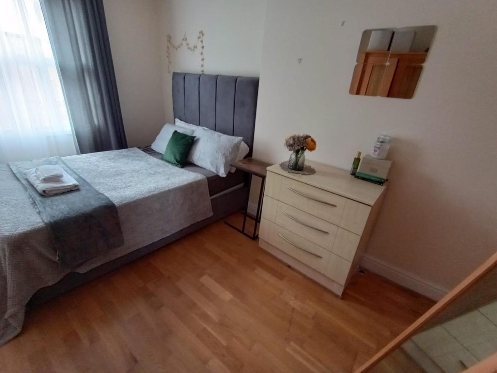 1- Bedroom Flat In London, Sleeps 4, Good Transport Link