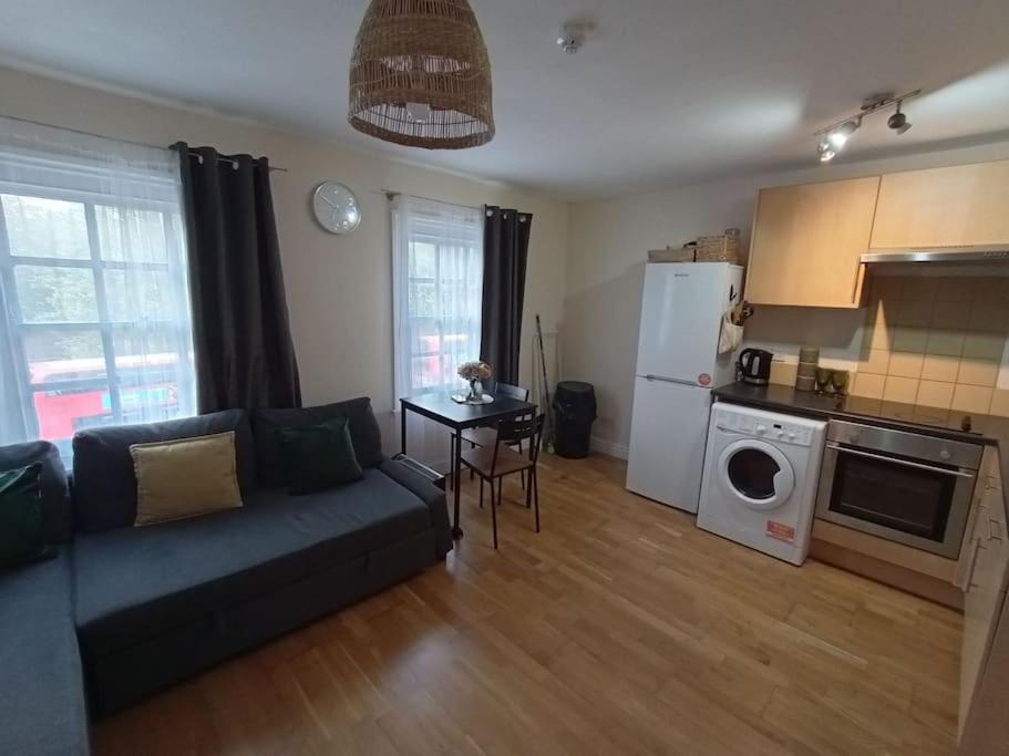 1- Bedroom Flat In London, Sleeps 4, Good Transport Link Appartement Londres